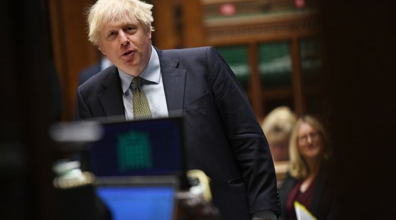 Mientras Gran Bretaña supera las 100.000 muertes por COVID, Boris Johnson se encuentra en una crisis que él mismo provocó