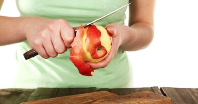 ¿Es imprescindible comer la fruta con piel para ingerir suficiente cantidad de fibra?