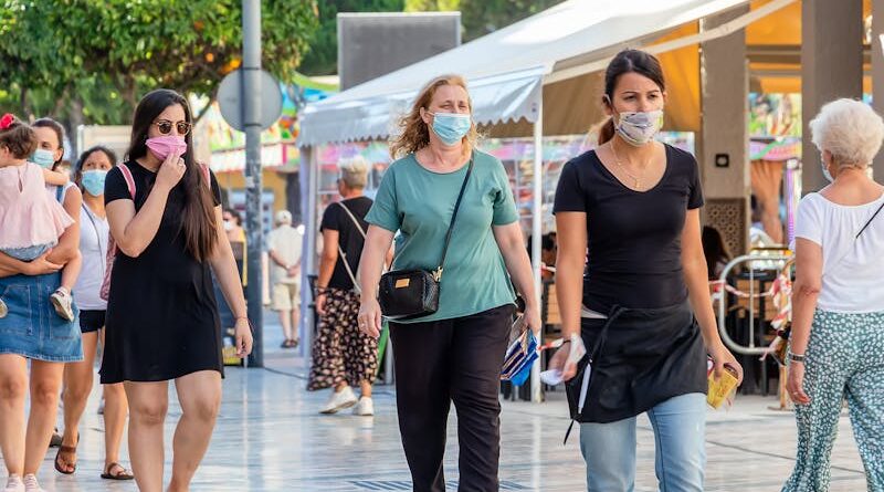 ¿Es una medida adecuada dejar de usar mascarillas al aire libre?